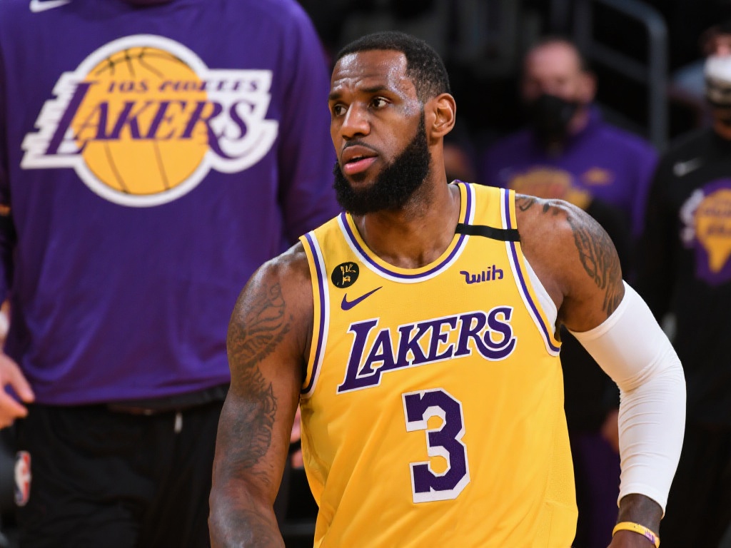 总之，湖人队是否会选择交易保罗-乔治，这