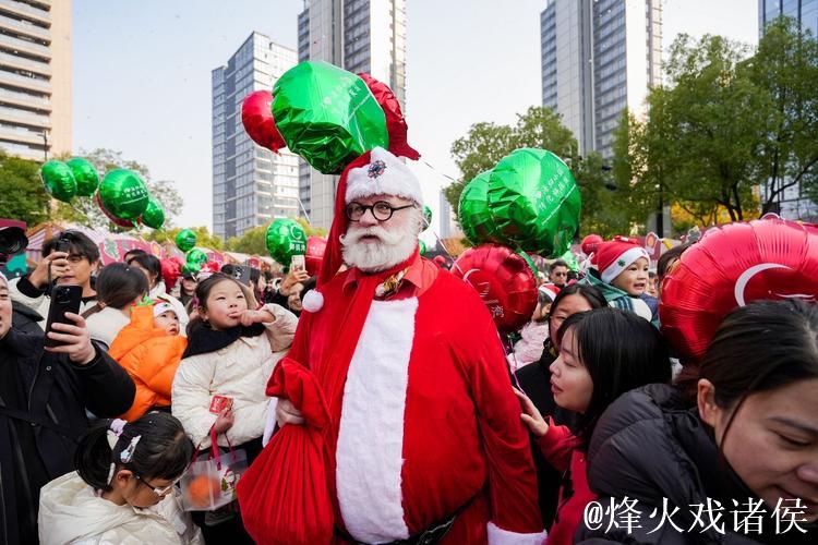 掘金球迷穿圣诞毛衣庆祝 节日气氛十足球场显温馨 掘金球迷穿圣诞毛衣庆祝 节日气氛十足球场显温馨